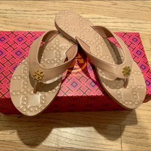 Brand new Tory Burch sandals thongs in Nude with Gold hardware sz 5! $138